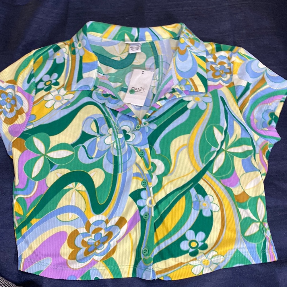 Woman’s cropped collard shirt